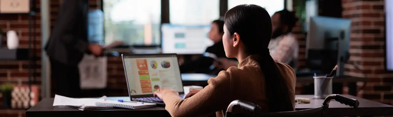 User browsing a UX and UI friendly website on loptop