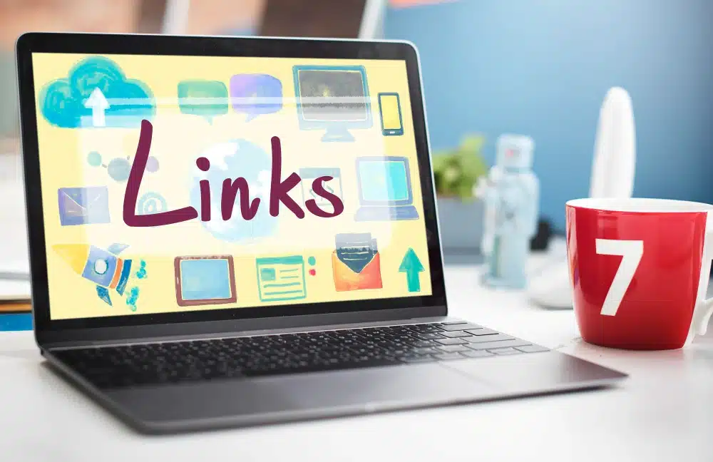 Laptop with the word 'links' on the screen